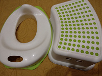 Отдается в дар Туалетные помощники для малыша: сидушка и подставка из Икеи