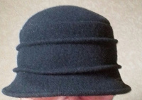 Отдается в дар Черная шляпка с небольшими полями,100% шерсть, на не большую голову, размер не указан