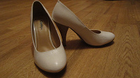 Отдается в дар белые туфли 37 размер
