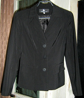 Отдается в дар Костюм черный (пиджак, юбка, брюки, галстук) 40-42 р-р