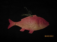 Отдается в дар Елочная игрушка красная рыба. Картон, фольга, раскраска. 40-е годы XX века