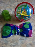 Отдается в дар Резиновая игрушка, шар, пластиковый бант на резинке, мишура