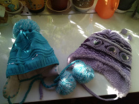 Отдается в дар шапочки весенне-осенние и зимние на девочку, перчатки