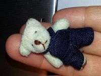 Отдается в дар мини мишка, совсем маленький медведь-мальчик в джинсовом комбинезоне