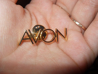 Отдается в дар Брошь AVON, представителю :)