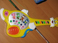 Отдается в дар детская гитара