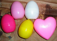 Отдается в дар Пластмассовые яйца и сердечко