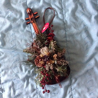 Отдается в дар Новогоднее украшение в виде скрипки