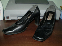 Отдается в дар Черные туфли Carmens.