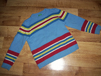 Отдается в дар красивый свитер на 8-9 лет