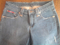 Отдается в дар джинсы с «порезами» 42-44
