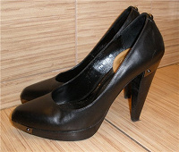 Отдается в дар туфли кожаные черные на каблуках размер 40