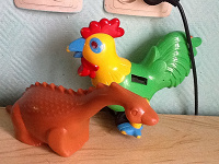 Отдается в дар Динозавр и петух каталка игрушки