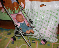Отдается в дар пакет вещей на девочку и кукла в коляске