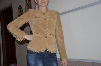 Отдается в дар замшевый(натуральный) пиджак светло-коричневого цвета.