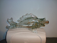 Отдается в дар Графин-бутылка стекло в виде рыбы.