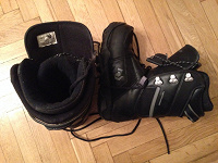 Отдается в дар сноубордические ботинки и шлем