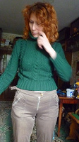 Отдается в дар Красивый приталенный зеленый свитер.