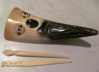Отдается в дар Сувениры — рог натуральный и крючок для вязания