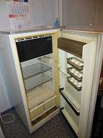 Отдается в дар Старый холодильник