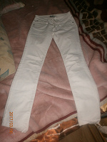 Отдается в дар белые джинсы размер 40