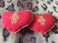 Подушки красные в форме сердечек