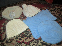 Отдается в дар женские шапки, берет, берет+шарф (комплект)