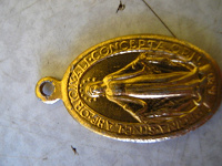 Отдается в дар Кулон-Медальон Дева Мария