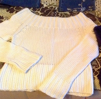 Отдается в дар Белоснежный свитерок — тёплый, классный, греет бок :)