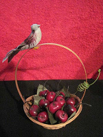 Отдается в дар «Корзиночка с вишнями и птичкой»