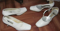 Отдается в дар две пары белых туфель