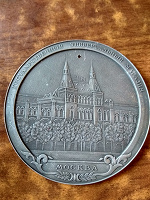 Отдается в дар ГУМ (круглая форма, металл) d — 14 см