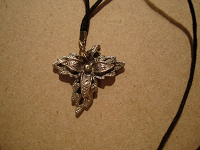 Отдается в дар Эльфийский цветок- подвеска с кож.шнурком.