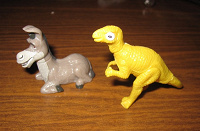 Отдается в дар Киндеры: осел + динозавр