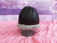 Отдается в дар Зимняя черная шапочка под кожу.