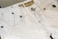 Отдается в дар Белые женские джинсы с блеском (S/40)
