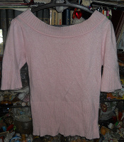 Отдается в дар Розовый свитерок с вырезом «лодочка».