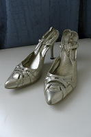 Отдается в дар золотые и серебрянные туфли (37 размер)