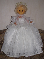Отдается в дар кукла со свадебной машины.
