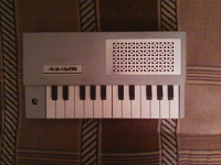 Отдается в дар лихие 90-е: игрушечное пианино «малыш»