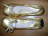 Отдается в дар Золотые новые балетки 36 размер.