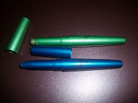 Отдается в дар 2 карандаша — блёстки для век.