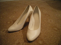 Отдается в дар Белые женские туфли