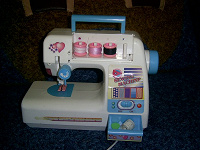 Отдается в дар Детская швейная машинка.