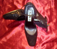 Отдается в дар Туфли новые черные на каблуке 38 размер