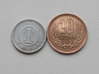 Отдается в дар Две монеты Япония