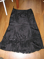 Отдается в дар Длинная чёрная праздничная юбка: размер 48 (50)