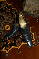 Отдается в дар длинноносые туфельки р-р 35 и платья нарядные р-р 42-44 (короткое и длинное)