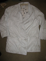 Отдается в дар белая кожаная куртка-пиджак на х/м