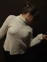 Отдается в дар свитер белый. 42-44 размер.